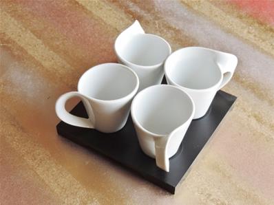 4 tasses en porcelaine sur plateau bois