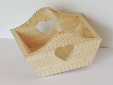 Grand panier en bois finition découpe coeur